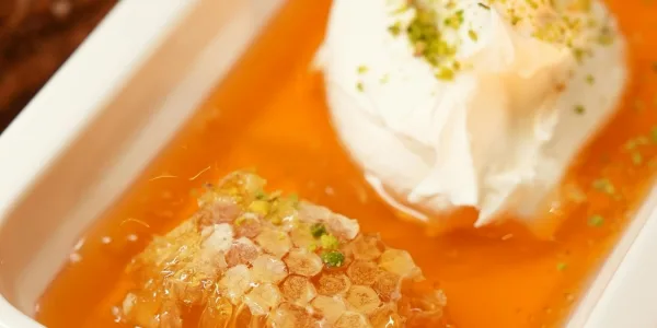 Šlehaná feta s pistáciemi a medem do 10 minut