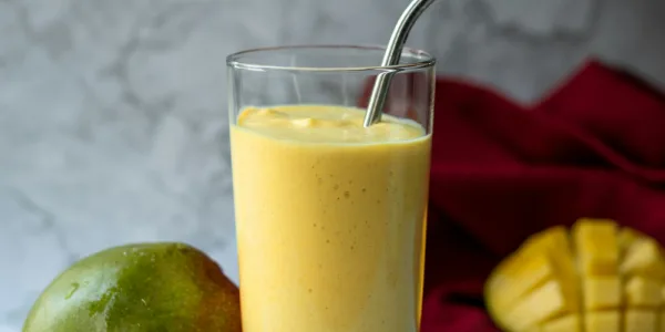 Mango lassi do 10 minut s pistáciemi a kokosem