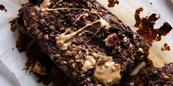 Vláčné cizrnové blondies s arašídovým máslem