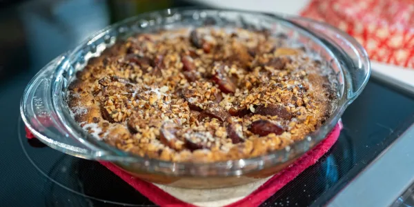 Šťavnatý hruškový crumble s čokoládou a lískovými ořechy