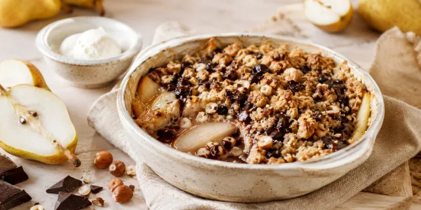 Šťavnatý hruškový crumble s čokoládou a lískovými ořechy