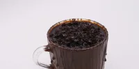 Čokoládový mug cake s arašídovým středem do 10 minut