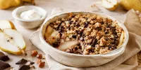 Šťavnatý hruškový crumble s čokoládou a lískovými ořechy