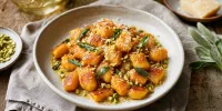 Pečené mrkvové gnocchi s pistáciovým máslem a šalvějí