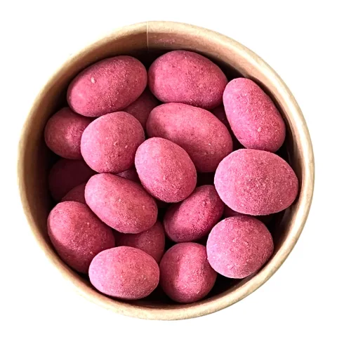 Mandle v bílé čokoládě a malinovém prášku