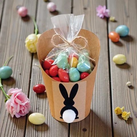 Mandle v barevné polevě s jogurtem