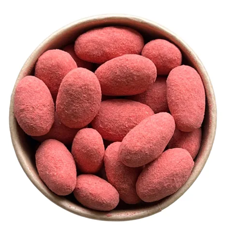 Mandle v bílé čokoládě a jahodovém prášku