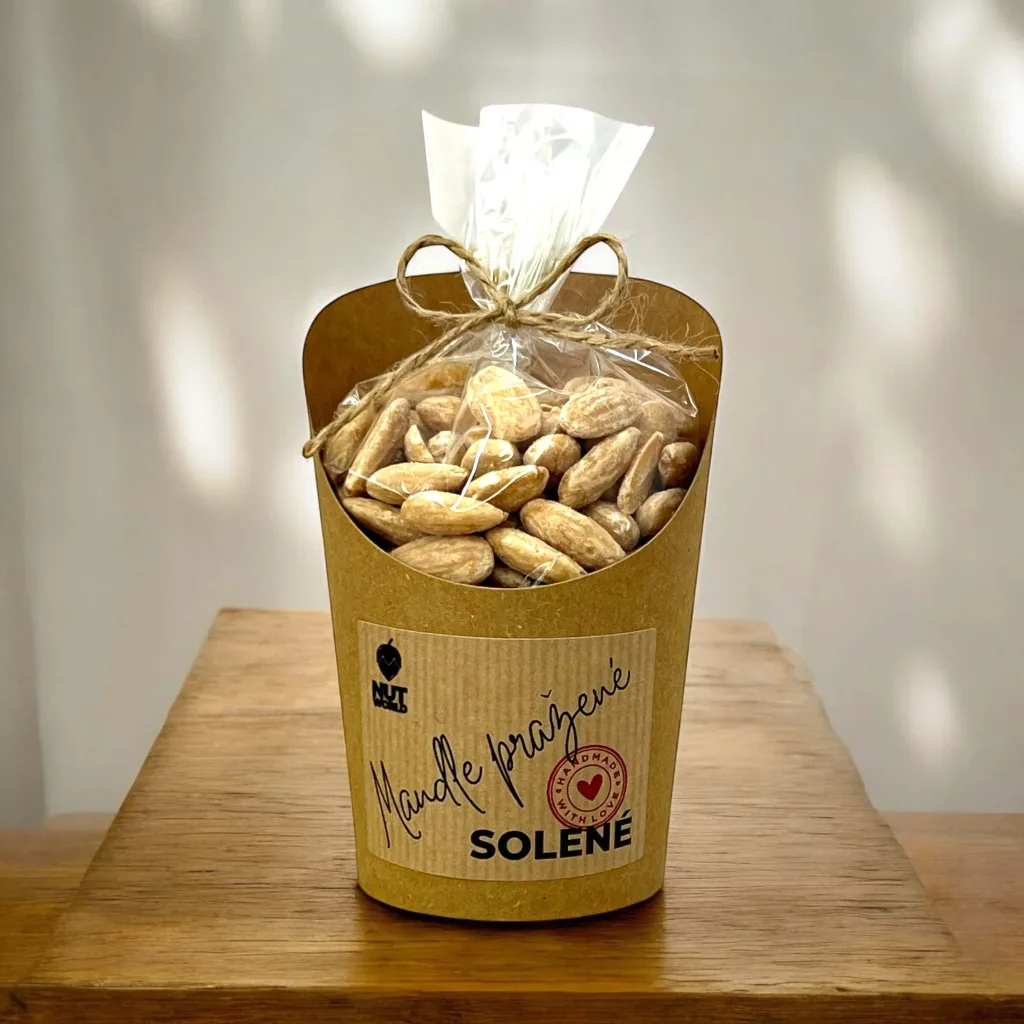 Mandle loupané pražené solené