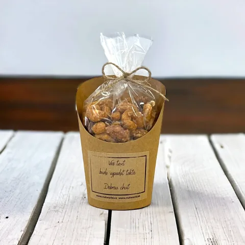 Kelímek a celofánek plný ořechů s vlastním vzkazem