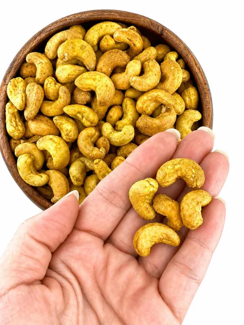 Kešu pražené solené s příchutí kari 500 g — náhled 2