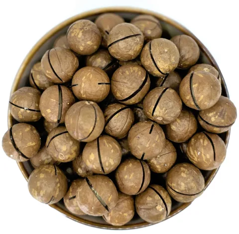 Makadamové ořechy ve skořápce s otvírákem