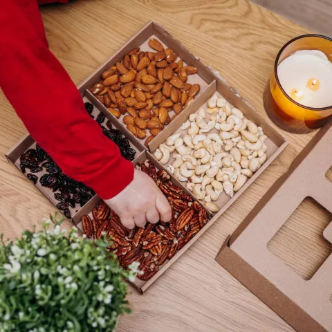 Dárkový box Přírodní ořechy s brusinkami — náhled 4