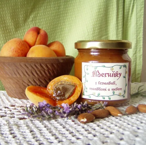 Meruňková ovocná pomazánka s levandulí, mandlemi a medem